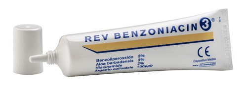 Rev Pharmabio Rev Benzoniacin 3 Crema pelle acneica 30 Ml